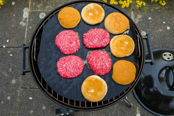 Cocinar Hamburguesas Una Parrilla Carbón Comida Naturaleza —  Fotos de Stock