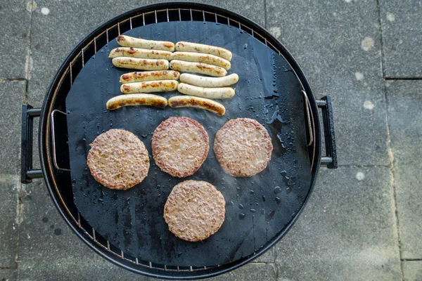 ソーセージとハンバーガー焼き 食べ物の背景 — ストック写真