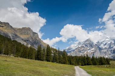 Muhteşem İsviçre Alpleri. Dağ tepeleri ve göller. İnanılmaz bir dağ manzarası.