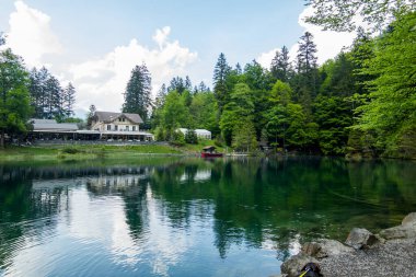 Orman ve dağlar arasındaki görkemli Blausee