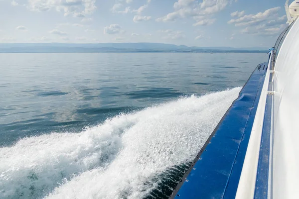 Muhteşem Cenevre Gölü, tekne gezisi. Muhteşem bir manzara.