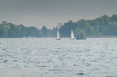 Gölde balık tutan tekneden Biels Gölü 'nün güzel manzarası