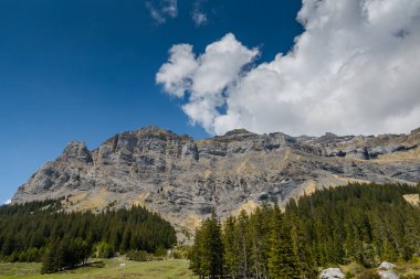 Muhteşem İsviçre Alpleri. Dağ tepeleri ve göller. İnanılmaz bir dağ manzarası.