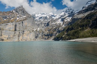 Muhteşem İsviçre Alpleri. Dağ tepeleri ve göller. İnanılmaz bir dağ manzarası.