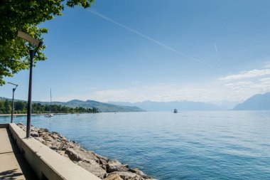 Cenevre Gölü 'nde tekne gezisi. Güzel arka planlar ve manzaralar