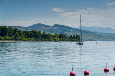 Cenevre Gölü 'nde tekne gezisi. Güzel arka planlar ve manzaralar