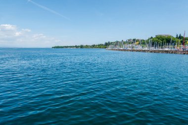 Cenevre Gölü 'nde tekne gezisi. Güzel arka planlar ve manzaralar