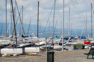 Cenevre Gölü kıyısındaki güzel Fransız kasabası Thonon.