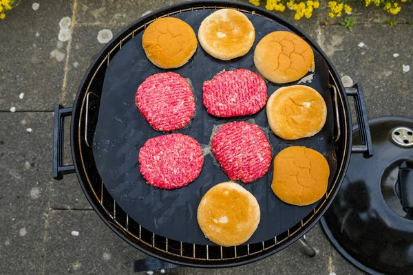 Cocinar Hamburguesas Una Parrilla Carbón Comida Naturaleza —  Fotos de Stock