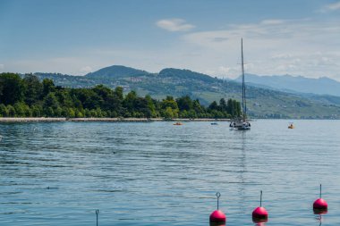 Cenevre Gölü 'nde tekne gezisi. Güzel arka planlar ve manzaralar