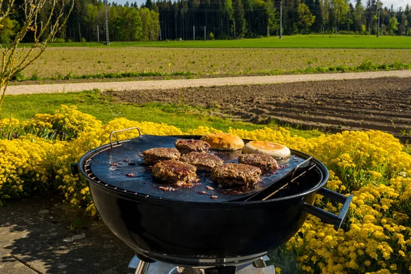 Cozinhar Hambúrgueres Uma Grelha Carvão Comida Natureza — Fotografia de Stock