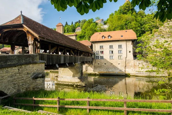 İsviçre 'deki inanılmaz güzel Freiburg şehri. Mimarlık ve panorama