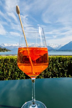 Thun Gölü 'ndeki bir kafede Aperol kokteyli.