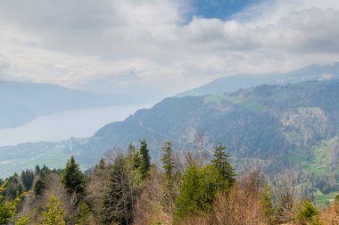 İsviçre 'deki Harder Kulm Dağı' ndan inanılmaz bir manzara. nefes kesici manzaralar.