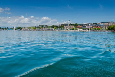 Cenevre Gölü 'nde tekne gezisi. Güzel arka planlar ve manzaralar