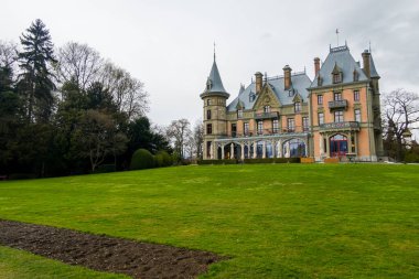 Thun ve Thun Gölü Bulutlu ve yağmurlu havalarda