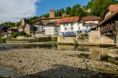 İsviçre 'deki inanılmaz güzel Freiburg şehri. Mimarlık ve panorama