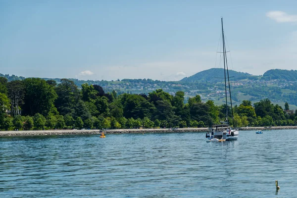 Cenevre Gölü 'nde tekne gezisi. Güzel arka planlar ve manzaralar
