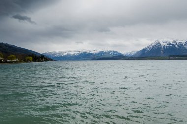 Thun ve Thun Gölü Bulutlu ve yağmurlu havalarda
