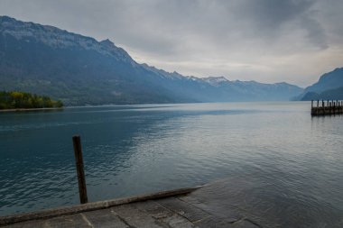 Brienne Gölü kıyılarında güzel bir manzara. Sakin su yüzeyi