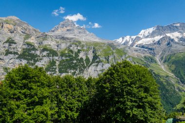 İsviçre 'de güzel Alpler ve Şelaleler. Bernese Alpleri