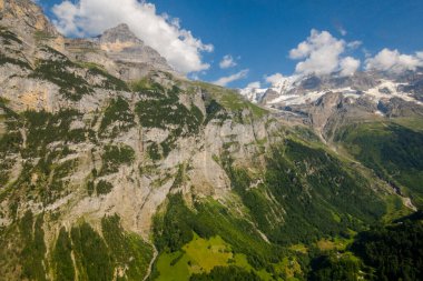 İsviçre 'de güzel Alpler ve Şelaleler. Bernese Alpleri