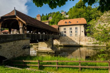 İsviçre 'deki inanılmaz güzel Freiburg şehri. Mimarlık ve panorama