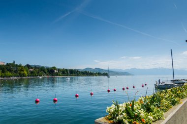 Cenevre Gölü 'nde tekne gezisi. Güzel arka planlar ve manzaralar