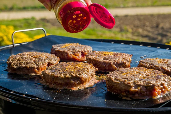 Cozinhar Hambúrgueres Uma Grelha Carvão Comida Natureza — Fotografia de Stock