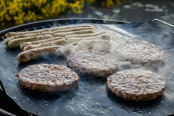 Колбасы Гамбургеры Гриле Продовольственный Фон — стоковое фото