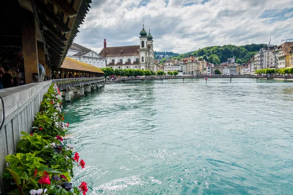 İsviçre 'nin güzel şehri Lucerne. Şehir manzaraları ve mimari