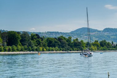 Cenevre Gölü 'nde tekne gezisi. Güzel arka planlar ve manzaralar