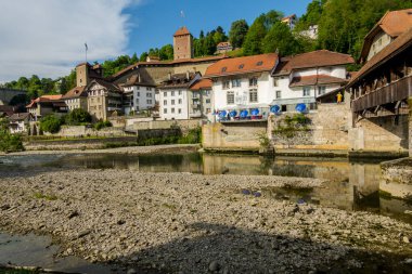 İsviçre 'deki inanılmaz güzel Freiburg şehri. Mimarlık ve panorama
