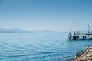 Cenevre Gölü 'nde tekne gezisi. Güzel arka planlar ve manzaralar