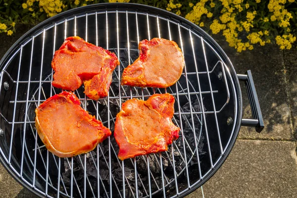 Gotowanie Mięsa Małym Węgiel Węgiel Okrągły Grill — Zdjęcie stockowe