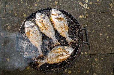Izgara dorado. Lezzetli ızgara sağlıklı balık..