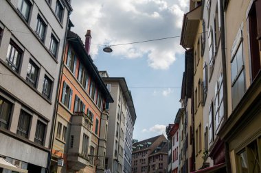 Muhteşem İsviçre şehri Basel. Ren nehrinin mimarisi ve manzarası.