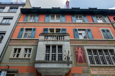 Muhteşem İsviçre şehri Basel. Ren nehrinin mimarisi ve manzarası.