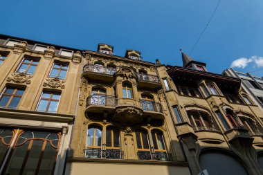 Muhteşem İsviçre şehri Basel. Ren nehrinin mimarisi ve manzarası.