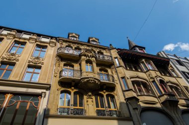 Muhteşem İsviçre şehri Basel. Ren nehrinin mimarisi ve manzarası.