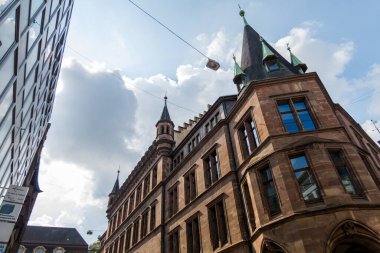 Muhteşem İsviçre şehri Basel. Ren nehrinin mimarisi ve manzarası.