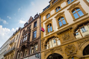 Muhteşem İsviçre şehri Basel. Ren nehrinin mimarisi ve manzarası.