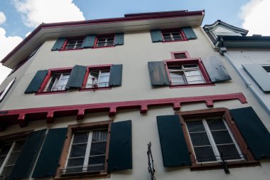 Muhteşem İsviçre şehri Basel. Ren nehrinin mimarisi ve manzarası.