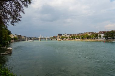 Muhteşem İsviçre şehri Basel. Ren nehrinin mimarisi ve manzarası.
