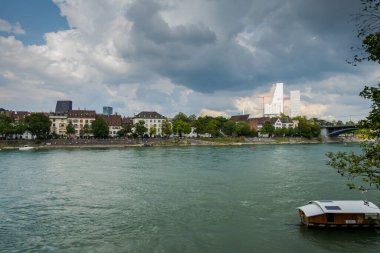 Muhteşem İsviçre şehri Basel. Ren nehrinin mimarisi ve manzarası.