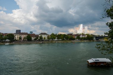 Muhteşem İsviçre şehri Basel. Ren nehrinin mimarisi ve manzarası.