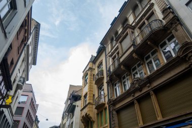 Muhteşem İsviçre şehri Basel. Ren nehrinin mimarisi ve manzarası.