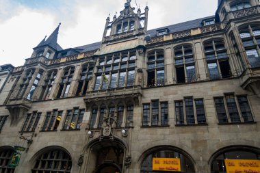 Muhteşem İsviçre şehri Basel. Ren nehrinin mimarisi ve manzarası.