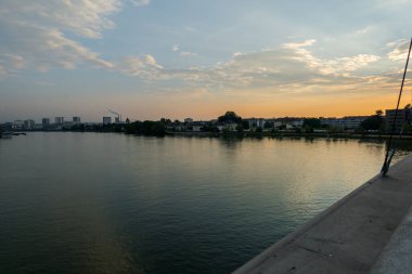 Muhteşem İsviçre şehri Basel. Ren nehrinin mimarisi ve manzarası.