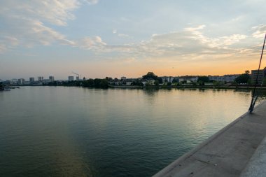 Muhteşem İsviçre şehri Basel. Ren nehrinin mimarisi ve manzarası.